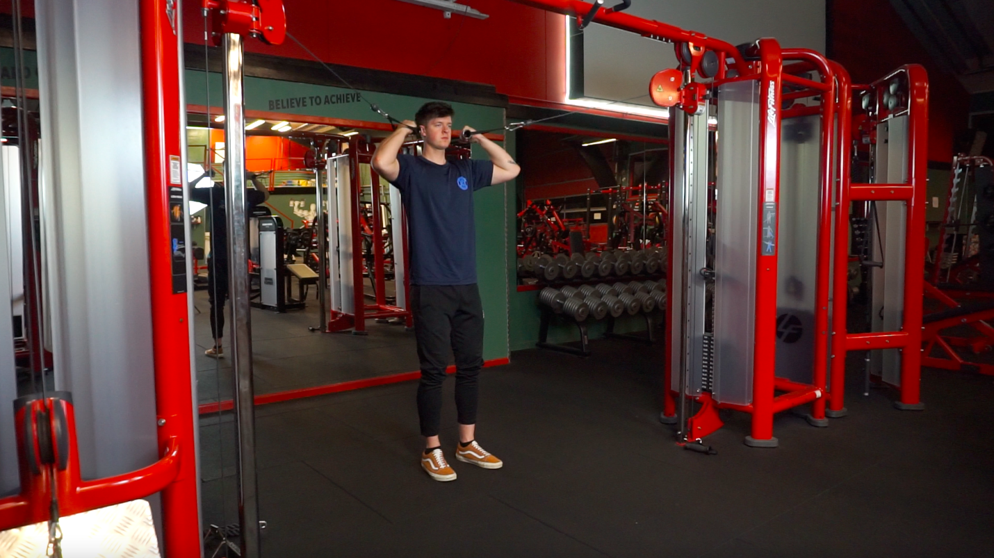 Cable Crossover Bicep Curl FitnessBasen.dk